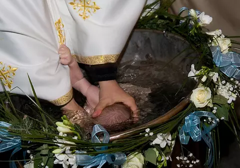 ULUITOR! Românii treceau ilegal granița ca să-și boteze bebelușii! 