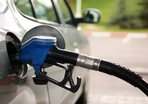 Reacții după anunțul creșterii accizelor la benzină și motorină. Guvernatorul BNR o critică; ce spun politicienii