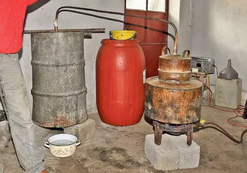 Nu e un banc! Ce au păţit doi poliţişti la o fabrică ilegală de alcool din Maramureş