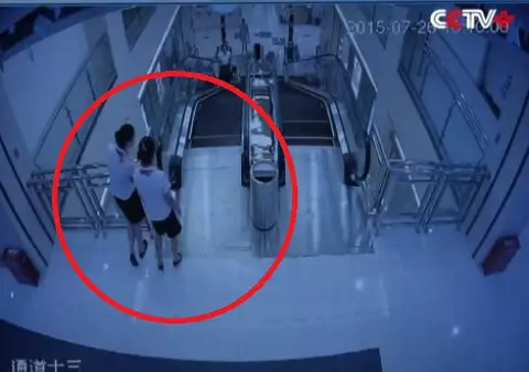 De necrezut! Cum putea fi salvată femeia care a fost "înghițită" de scările rulante! Moartea i-a fost filmată! | VIDEO