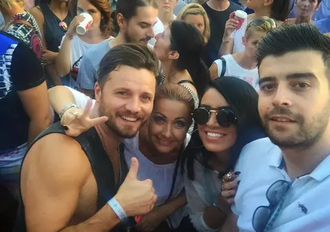 Cum s-au distrat vedetele la concertul lui Robbie Williams. Foto