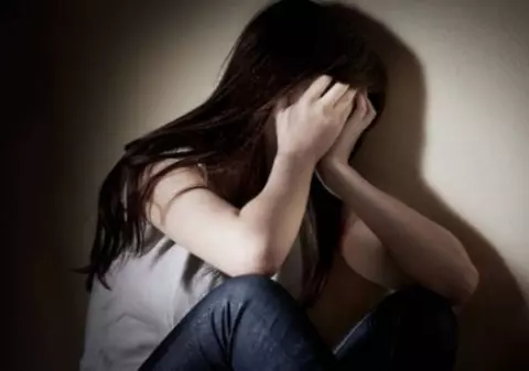 Caz şocant în Olt. Fată de 18 ani, VIOLATĂ şi SNOPITĂ ÎN BĂTAIE de 4 indivizi de ziua ei. Toţi sunt în libertate