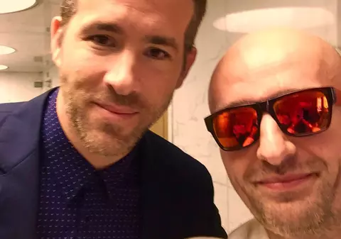 BOMBĂ! Costi Ioniță a apărut acolo unde artiștii români DOAR VISEAZĂ. A cântat cu TRICOLORUL în PIEPT! | VIDEO