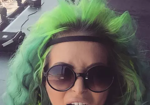 Cum s-a îmbrăcat Delia în deschiderea concertului lui Robbie Williams | FOTO