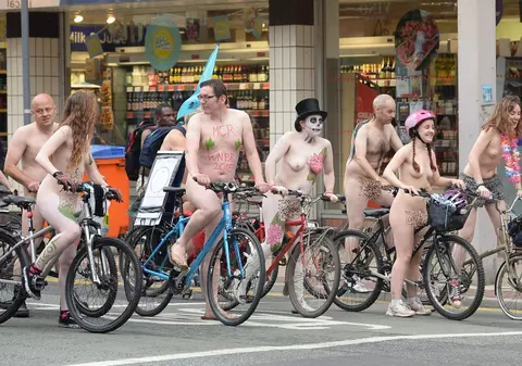 Biciclist eliminat de la o cursă în pielea goală! Motivul e incredibil