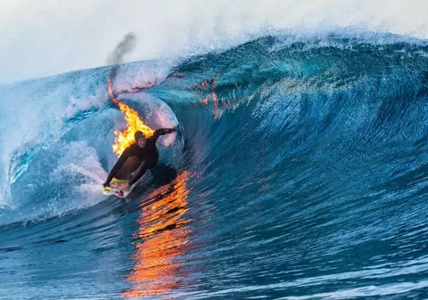 A făcut surfing cu combinezonul în flăcări / VIDEO