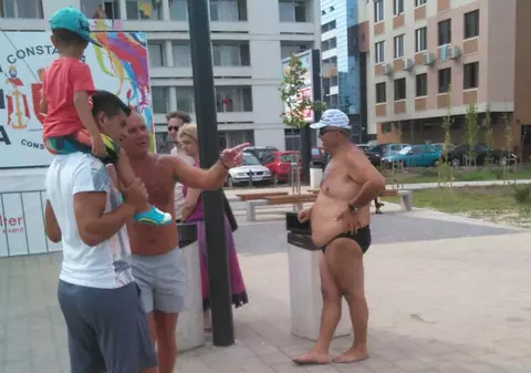 Sunteți la mare, nu la plajă! Constănțenii sunt exasperați de turiștii care umblă prin oraș în chiloți