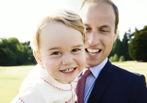 Uite ce fericit e micul prinț George de ziua lui!