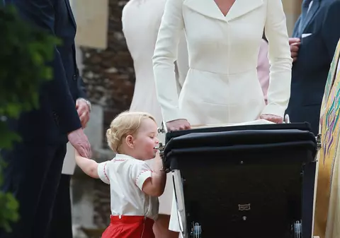 Micul prinț George a furat  toate privirile la botezul surorii lui! A fost îmbrăcat cu o ținută ca a tatălui lui de acum 30 de ani