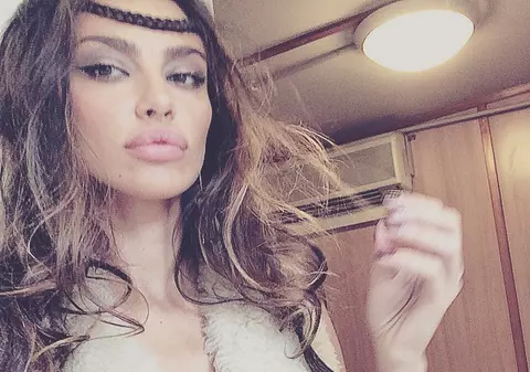 Mădălina Ghenea, într-o ipostază cum n-ai mai văzut-o! E îmblânzitoare de șerpi!