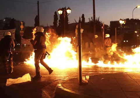 Grecii au ieșit în stradă: Manifestanții au aruncat cu cocteiluri Molotov în timpul dezbaterilor parlamentare | FOTO