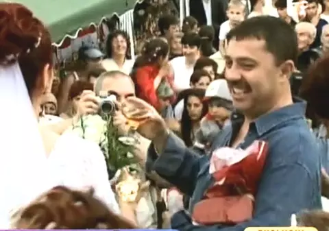 Nicolae Guță A ÎMPĂRȚIT TEANCURI DE BANI la nunta fiicei lui! Ce frumoasă a fost mireasa | FOTO