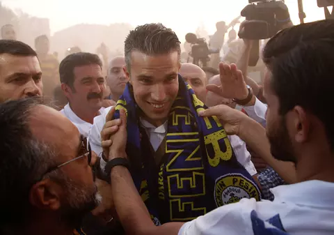 Robin Van Persie a ajuns la Istanbul să semneze cu Fenerbahce / GALERIE FOTO