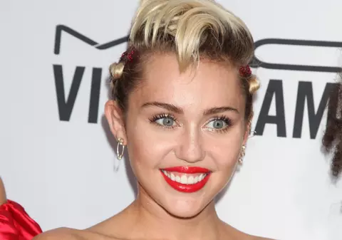 Miley Cyrus are de gând să se mărite cu prietena ei lesbiană. GALERIE FOTO
