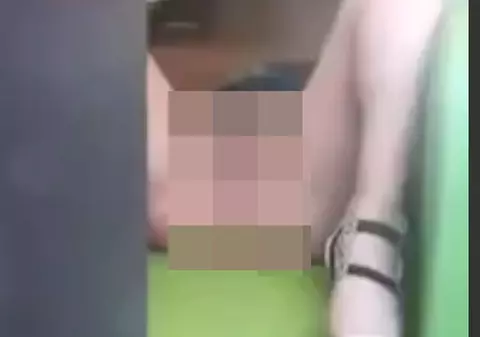 Imaginile cu o ardeleancă beată au ajuns virale. O femeie se autosatiface într-un restaurant | VIDEO 18+