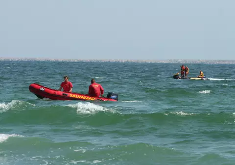 Două adolescente au fost salvate din mare, la Costinești. Medicii au început manevrele de resuscitare