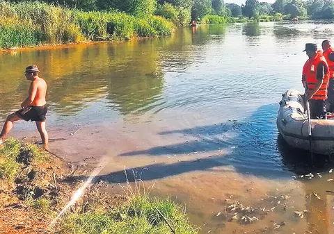 S-a aruncat în valuri pentru copii