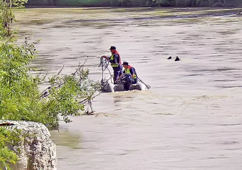 Polițist din Vrancea, dispărut în apele Siretului, după ce și-a salvat fiica de la înec 