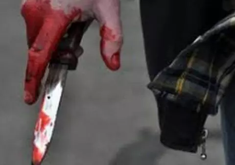 Şi-a tăiat penisul cu un cuţit! Bărbat din Târgovişte, găsit de o vecină într-o baltă de sânge