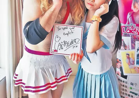 Sub rochiţă şi fundiţă, luptător de mare fiţă