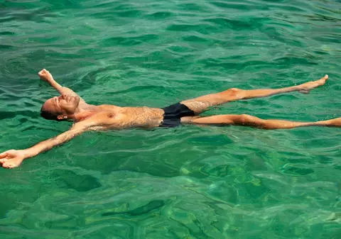 Mitul a fost demontat! Cercetătorii americani îţi explică de ce e BINE să urinezi în mare | VIDEO