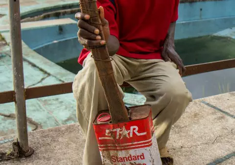 Cum poți cânta la o cutie de ulei! Filmul care a devenit viral pe internet!