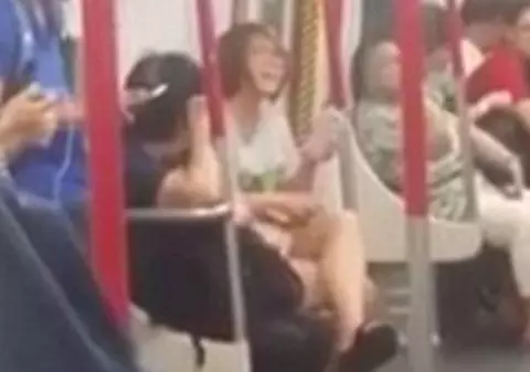 VIDEO Nu te gândeai că e posibil aşa ceva! Cum reacţionează o femeie când rămâne fără baterie la telefon, în metrou 