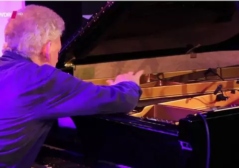 Doliu în lumea muzicii! Un muzician cunoscut a făcut infarct pe scenă | VIDEO