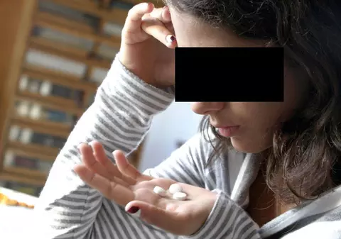 O adolescentă de 17 ani a murit din cauza unui medicament banal, care poate fi cumpărat fără rețetă de la orice farmacie 