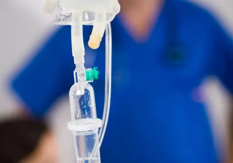 Șocant! Mort pe stradă, cu o perfuzie cu erbicid în venă