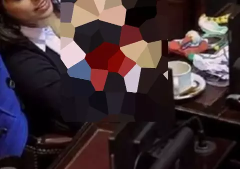 O politiciană celebră ȘI-A ALĂPTAT COPILUL, în Parlament, în timpul unei ședințe. Ce reacții a provocat | VIDEO