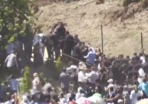 Premierul Serbiei a fost lovit cu o piatră în cap. Gestul lui a revoltat mulţimea furioasă VIDEO