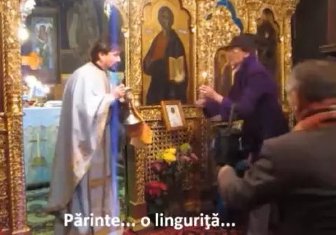 Cum reacționează un preot atunci când o enoriașă îi aduce o linguriță  de unică folosință pentru împărtășania copilului | VIDEO 