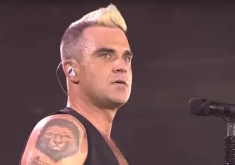 Cine e Lumi, tânăra pe care Robbie Williams a chemat-o pe scenă: "Am început să tremur când s-a apropiat"