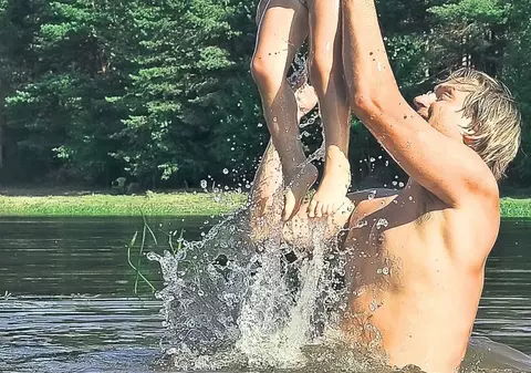 Oricât de cald ar fi, nu te scălda oriunde! Râurile şi bălţile pot ucide