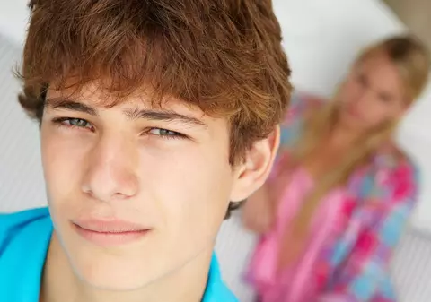 STUDIU: La ce vârstă își încep copiii români viața sexuală