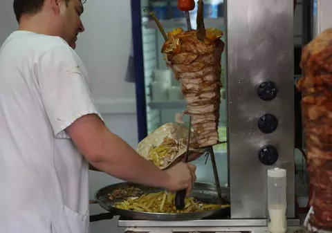 Căldura nu scade pofta de shaorma: Pizza și fast-food-ul rămân preferatele românilor, chiar și vara