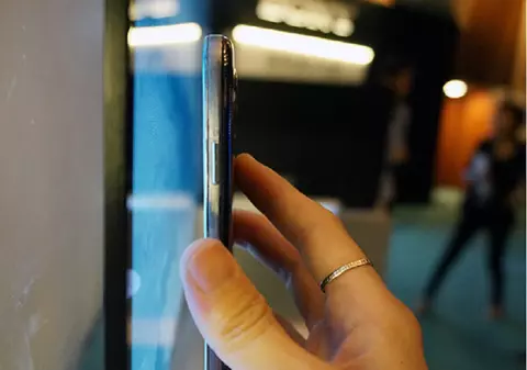 TELEVIZORUL ăsta e SUBȚIRE cât un CREION. Are 4, 9 milimetri!