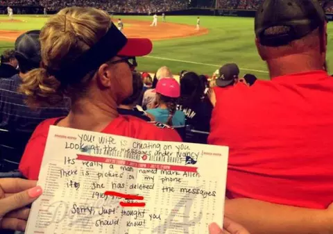 A aflat că soția îl înșală de la două străine. Imaginile au devenit virale | FOTO