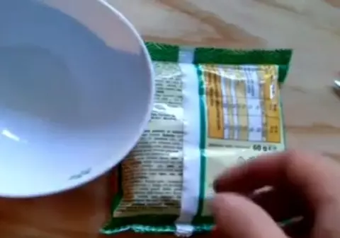 Experiment șocant! Ce se întâmplă cu supa la plic dacă o pui lângă flacără