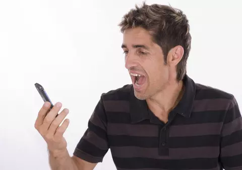 BĂRBAŢI, AVEŢI MARE GRIJĂ! Ce se întâmplă dacă ţineţi telefonul mobil în buzunar