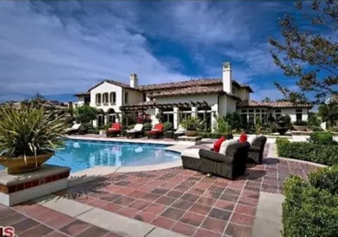 Cât costă CEA MAI SCUMPĂ VILĂ cu piscină din țară 