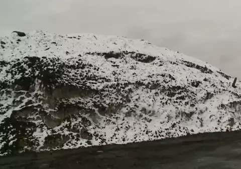 Incredibil! Au găsit un munte de zăpadă sub soarele fierbinte al verii. Care este explicaţia? VIDEO