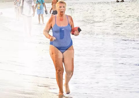 EXCLUSIV | S-a luat la trântă cu kilogramele, la malul mării! Spectacol unic cu Silvia Dumitrescu pe plaja din Vama Veche | FOTO