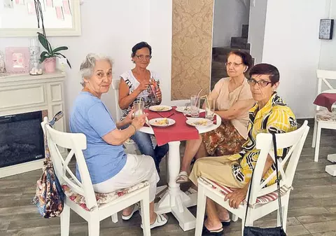 Se răcoresc la o limonadă «în aşteptare»