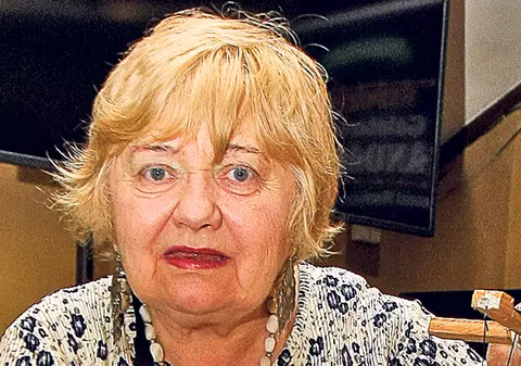 O veche angajată de la Teatrul Țăndărică le-a povestit copiilor la muzeu ce înseamnă meseria ei: «60 de ani am dat viaţă păpuşilor» | FOTO