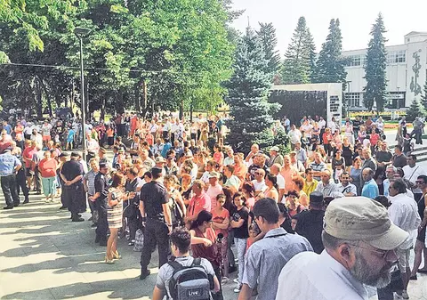 Au vrut să-i pedepsească în stradă! Sute de oameni s-au adunat în faţa tribunalului pentru a o susţine pe fata violată de cei 7 indivizi