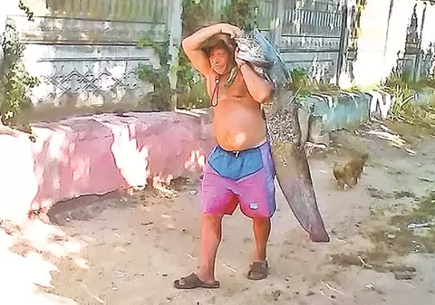 «A sărit peştele pe mine să mă muşte!»