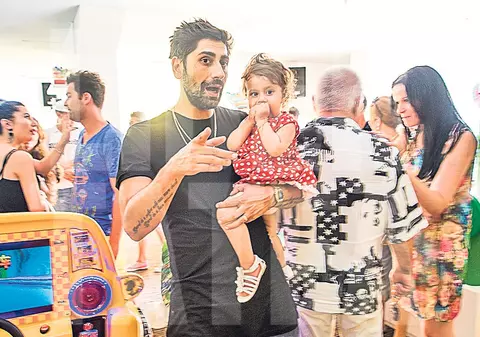 Au depăşit cumpăna! Connect-R şi-a scos fiica în lume, pentru prima oară după apariţia zvonurilor că ar fi grav bolnavă