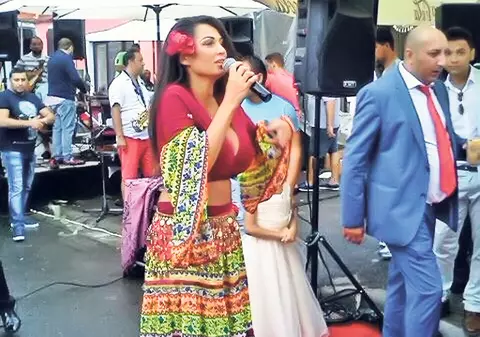 Nicoleta Luciu şi Loredana Chivu, animatoare la nuntă ţigănească